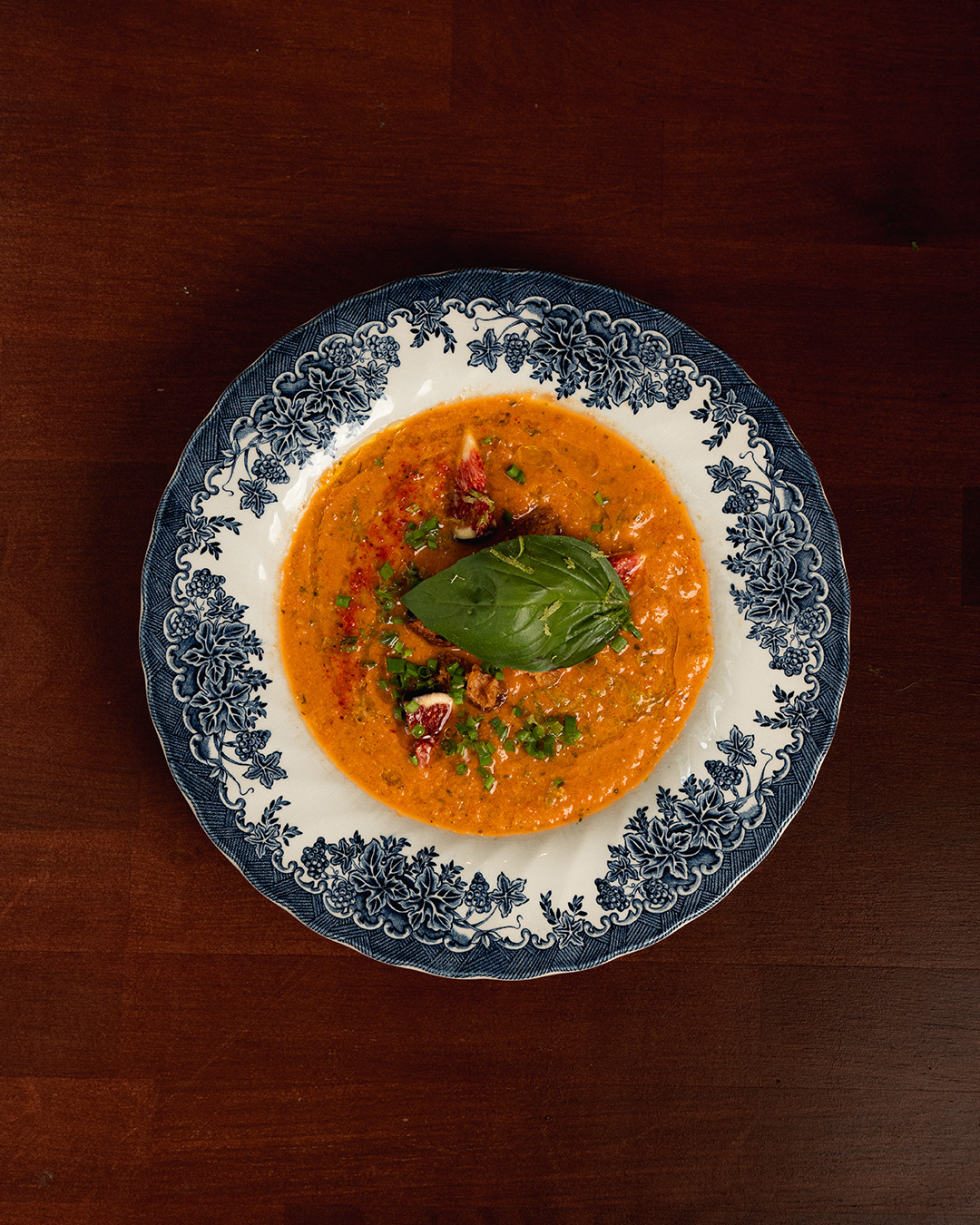Plat mijoté aux herbes dans une assiette ancienne